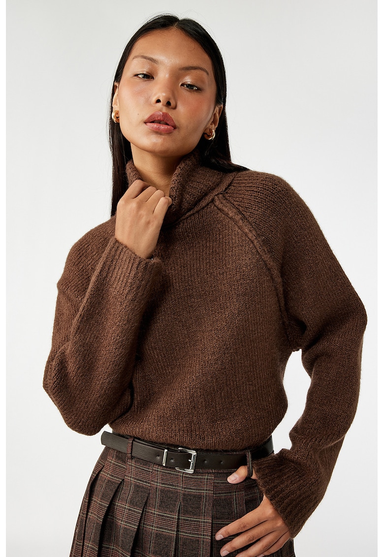 Pulover cu maneci raglan si guler inalt - Maro