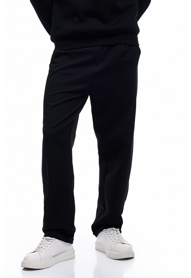 Pantaloni regular fit de trening cu buzunare laterale - Negru