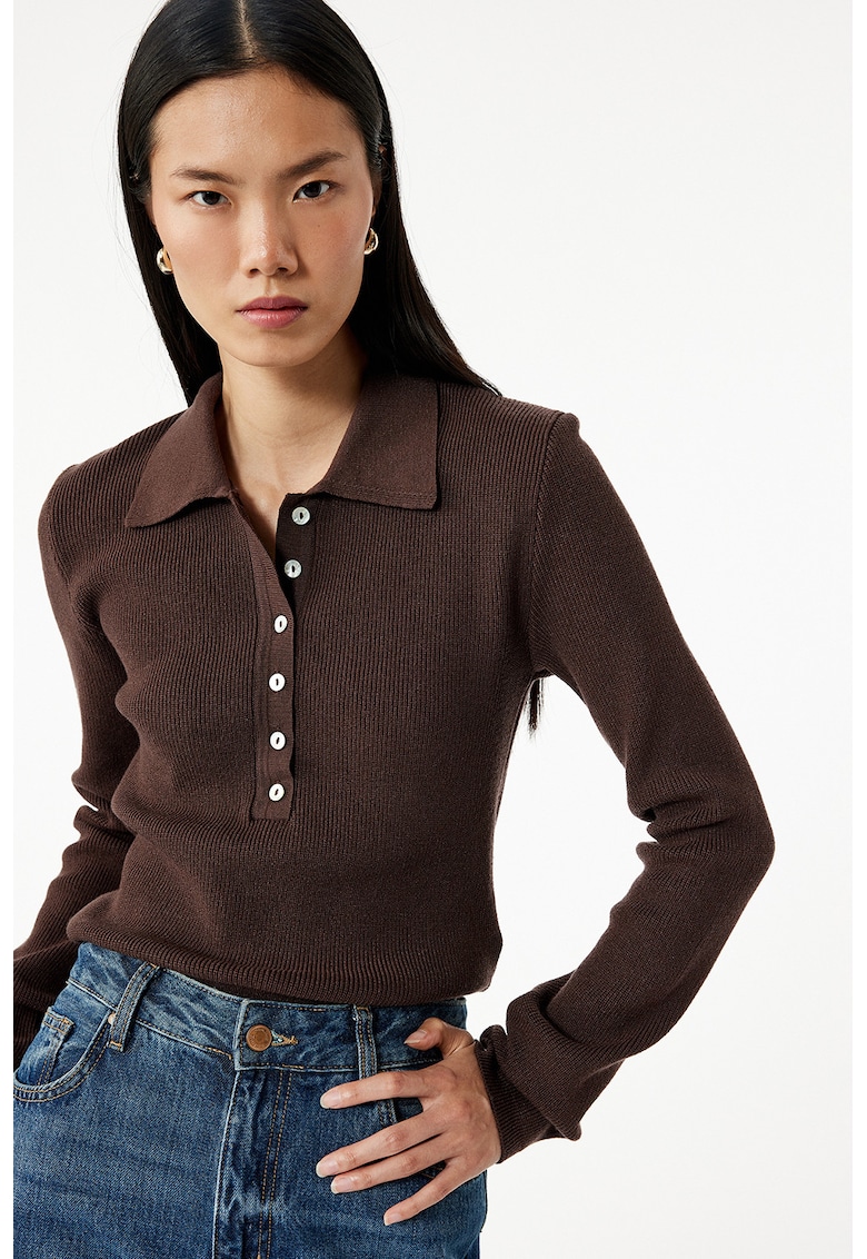 Pulover cu fenta cu nasturi Pulover cu fenta cu nasturi