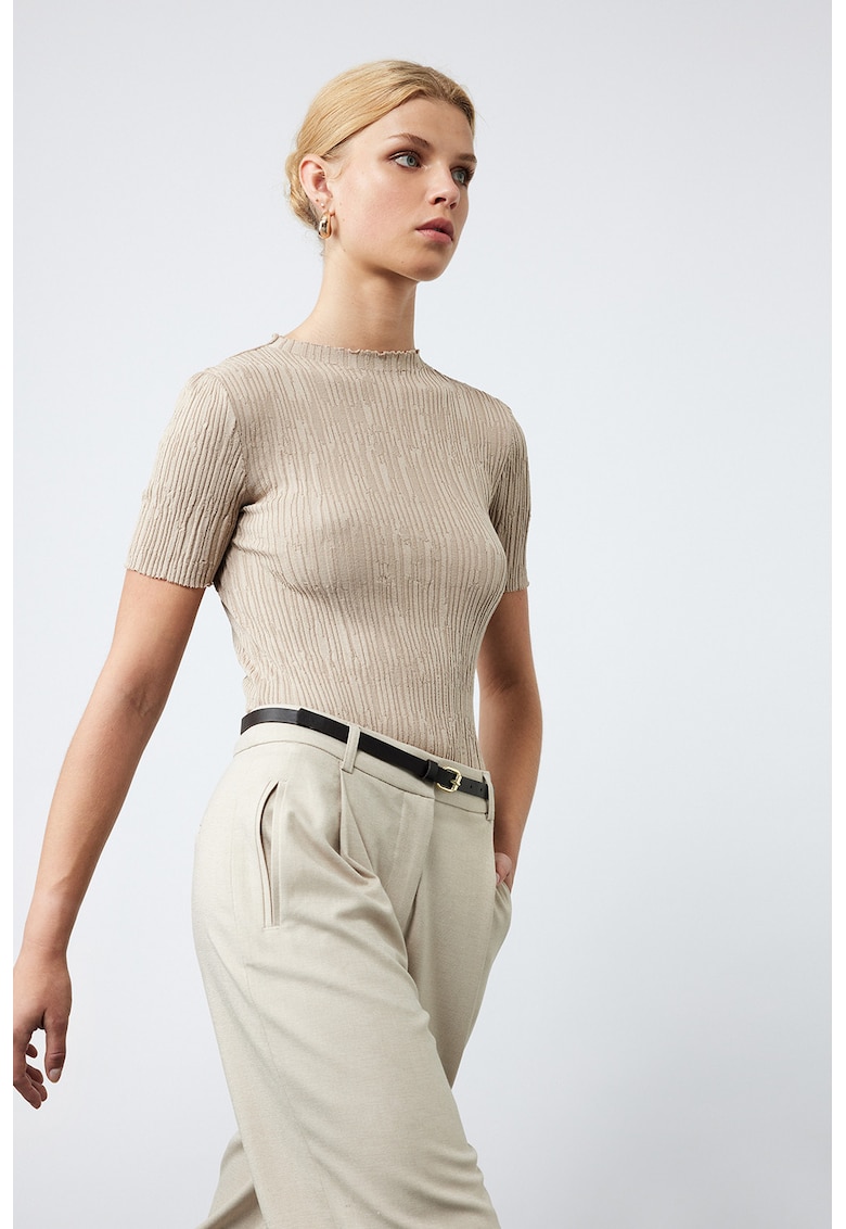 Pulover cambrat cu model texturat si maneci scurte