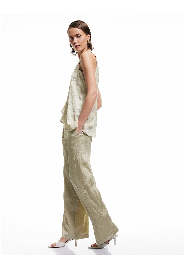 Pantaloni texturati de satin cu croiala ampla