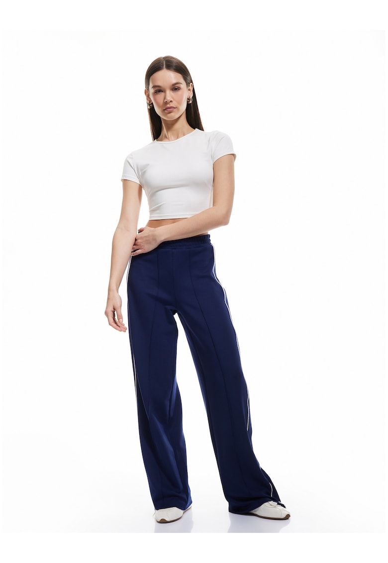 Pantaloni de trening cu croiala ampla si dungi