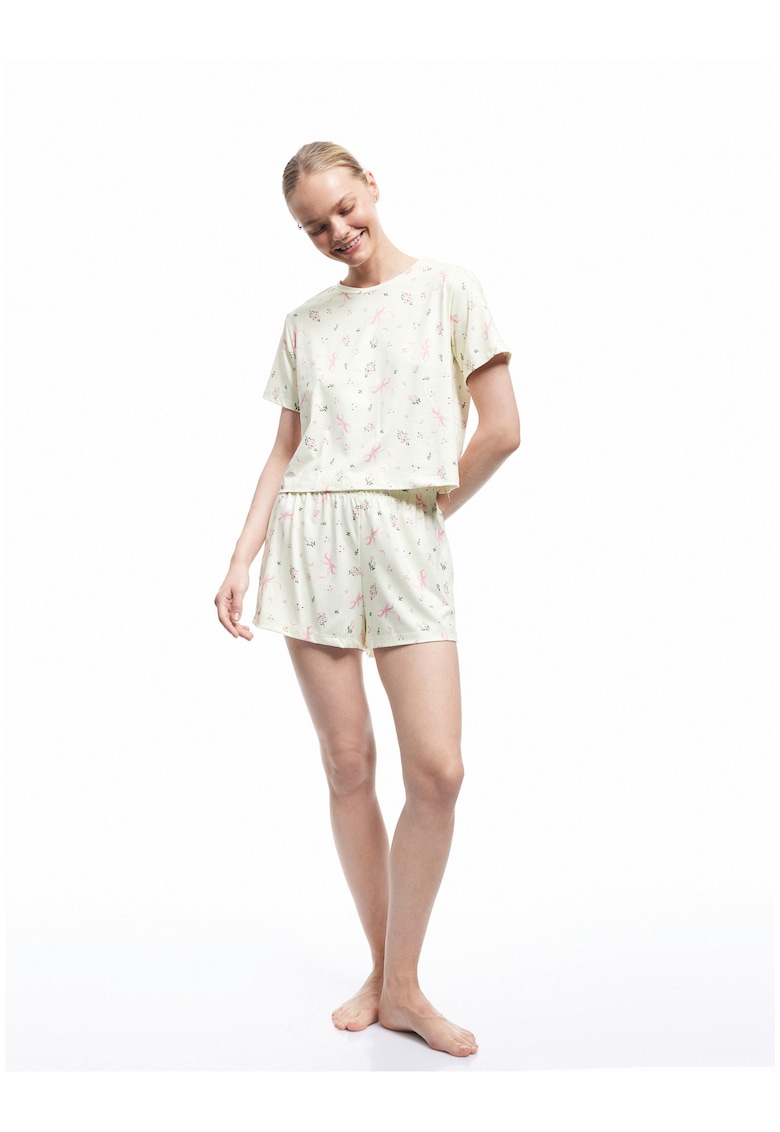 Pijama cu pantaloni scurti si model floral
