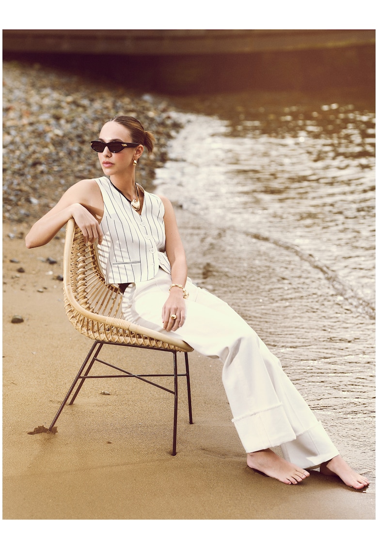 Vesta cu nasturi si dungi