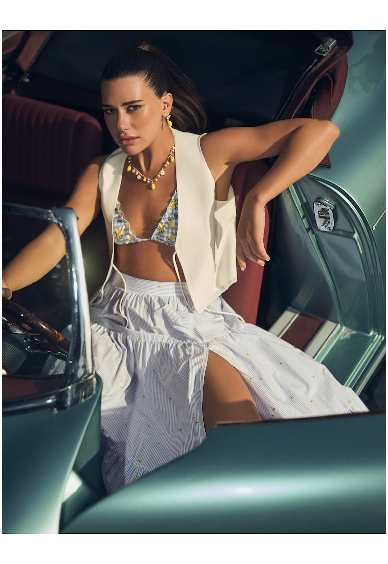 Vesta cu detaliu frontal