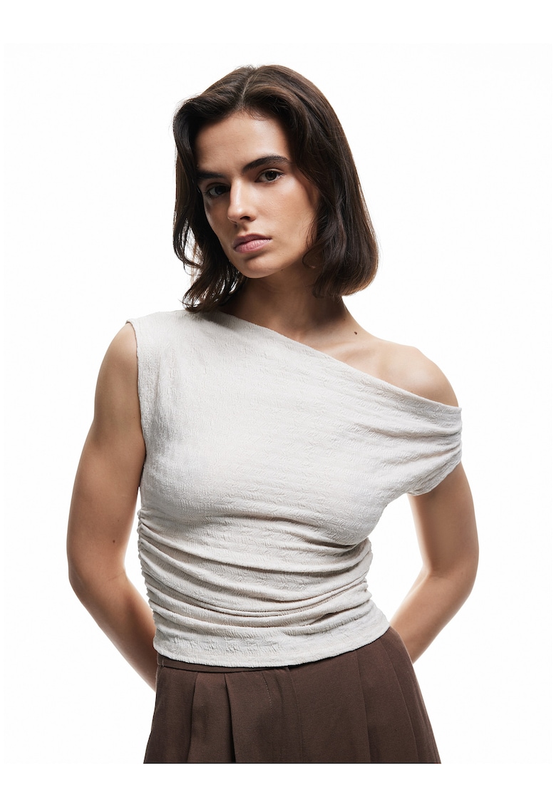 Top cambrat asimetric cu decolteu pe un umar