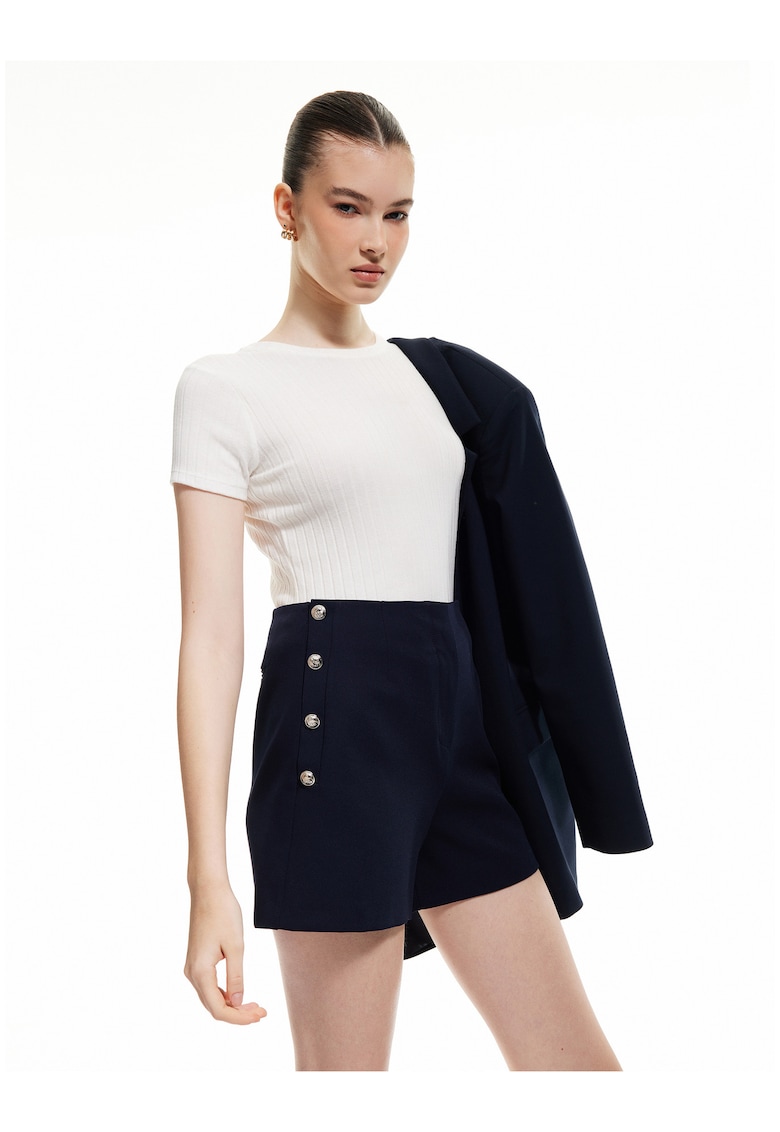 Pantaloni scurti cu talie inalta si nasturi decorativi