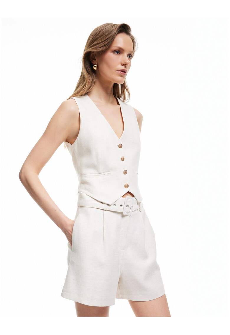 Pantaloni scurti din amestec de in cu o curea asortata