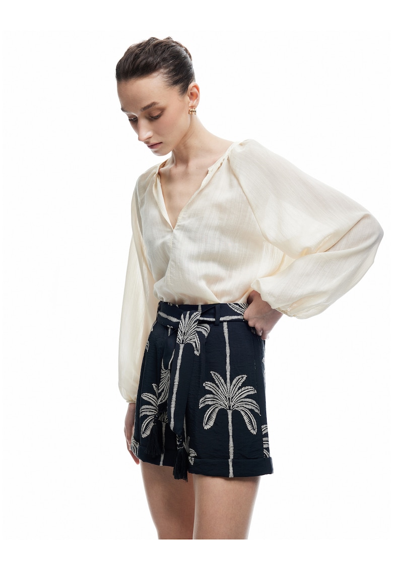 Pantaloni scurti cu model - talie inalta si cordon