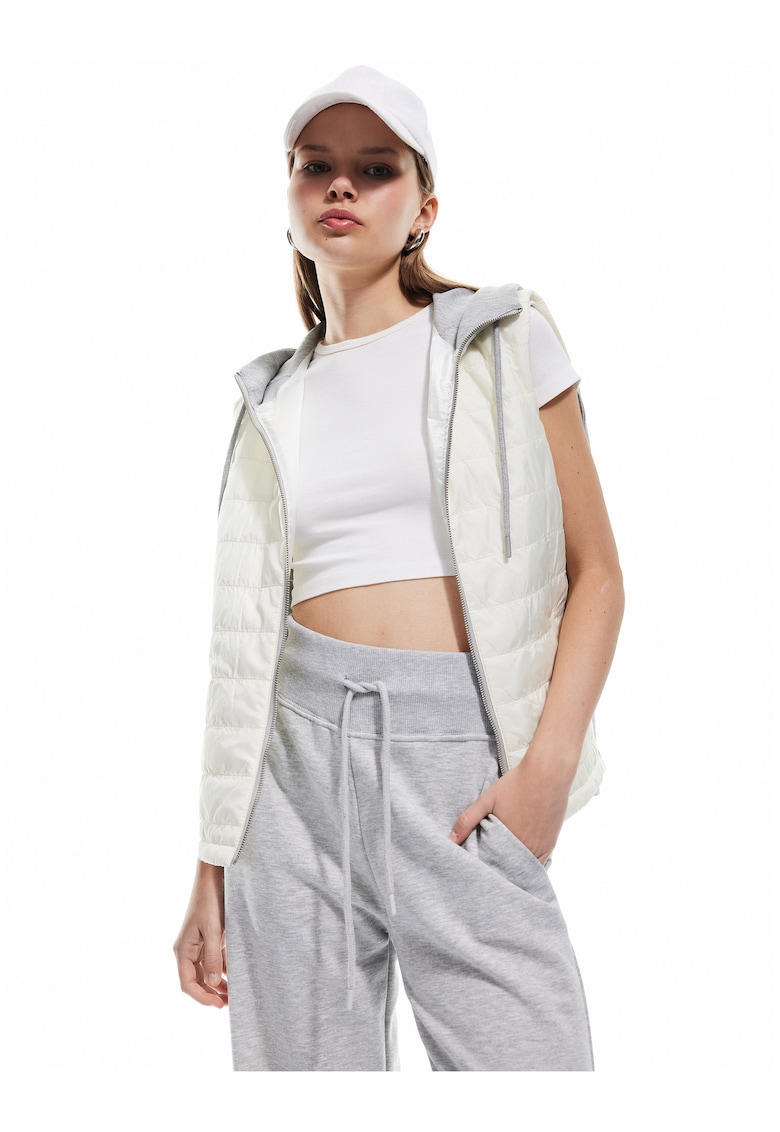 Vesta pufoasa cu gluga