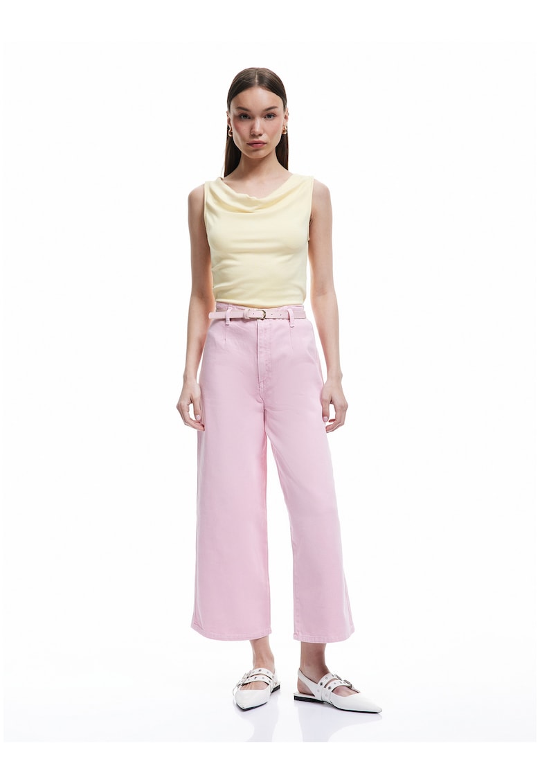 Blugi ampli crop cu o curea