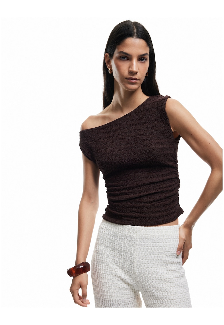 - Bluza texturata cu decolteu pe un umar