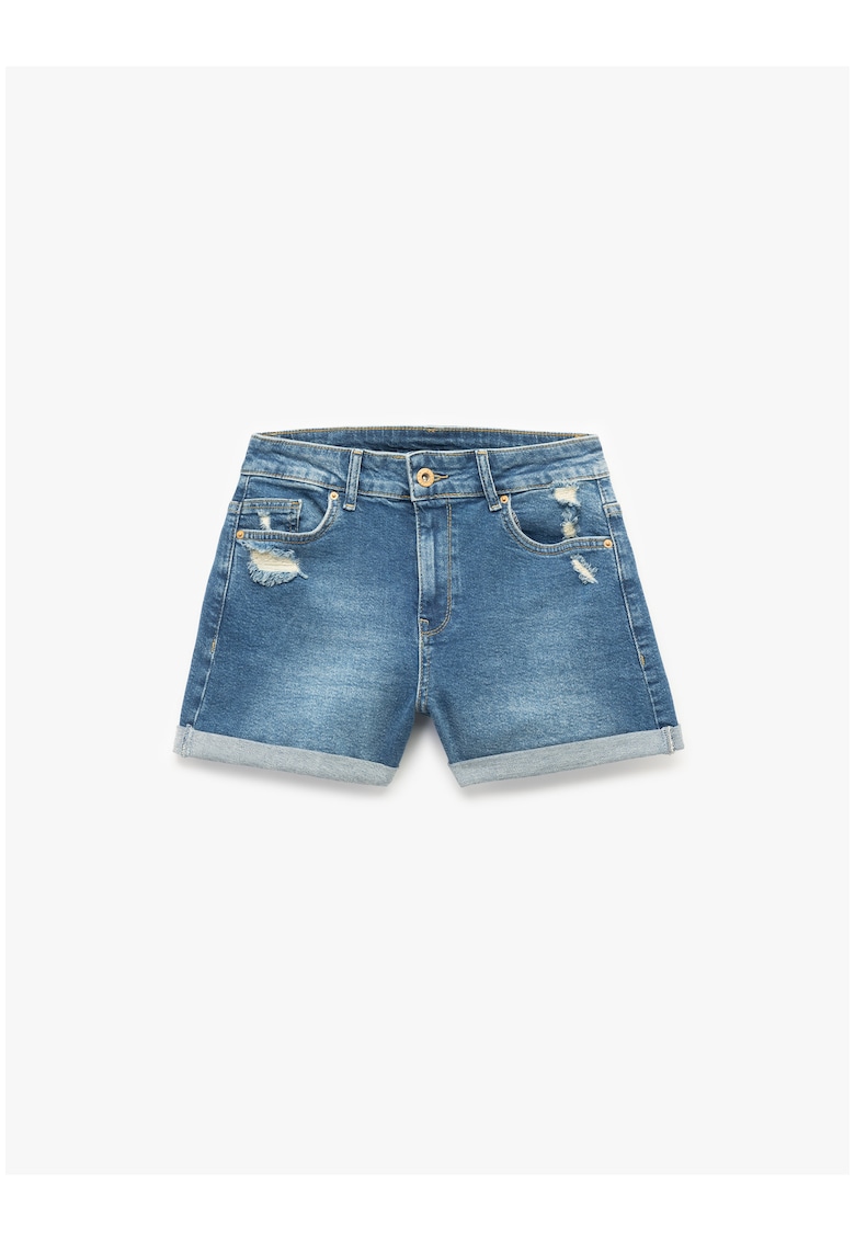 Blugi scurti cu detalii deteriorate