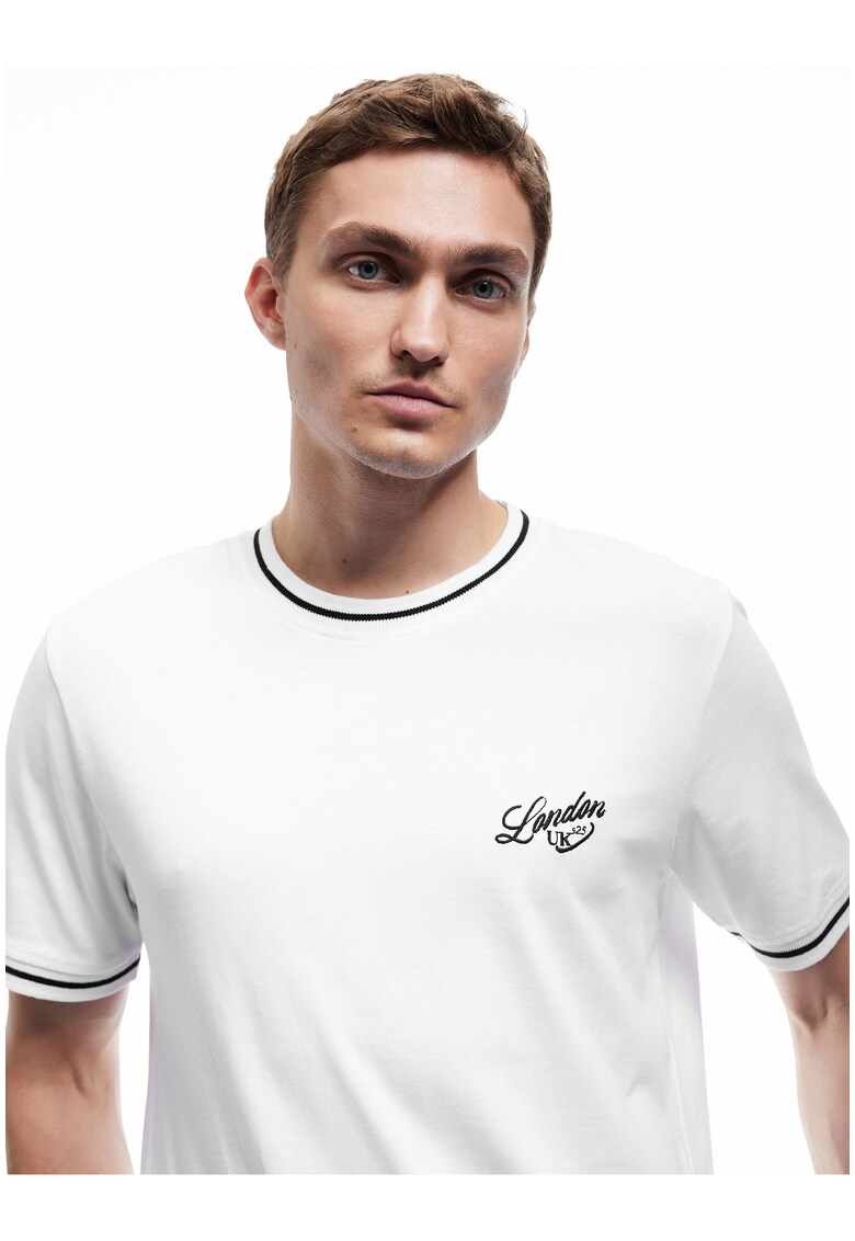 Tricou cu decolteu la baza gatului si terminatii contrastante