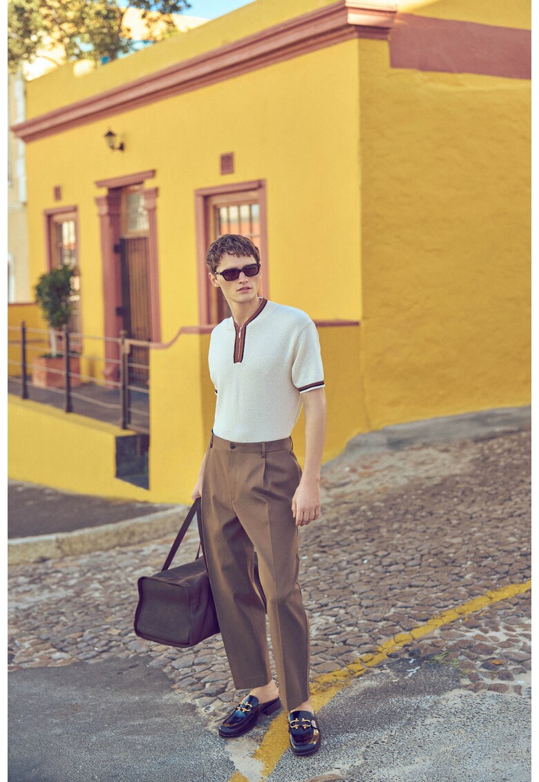 Pantaloni chino de in cu pliuri frontale - Maro