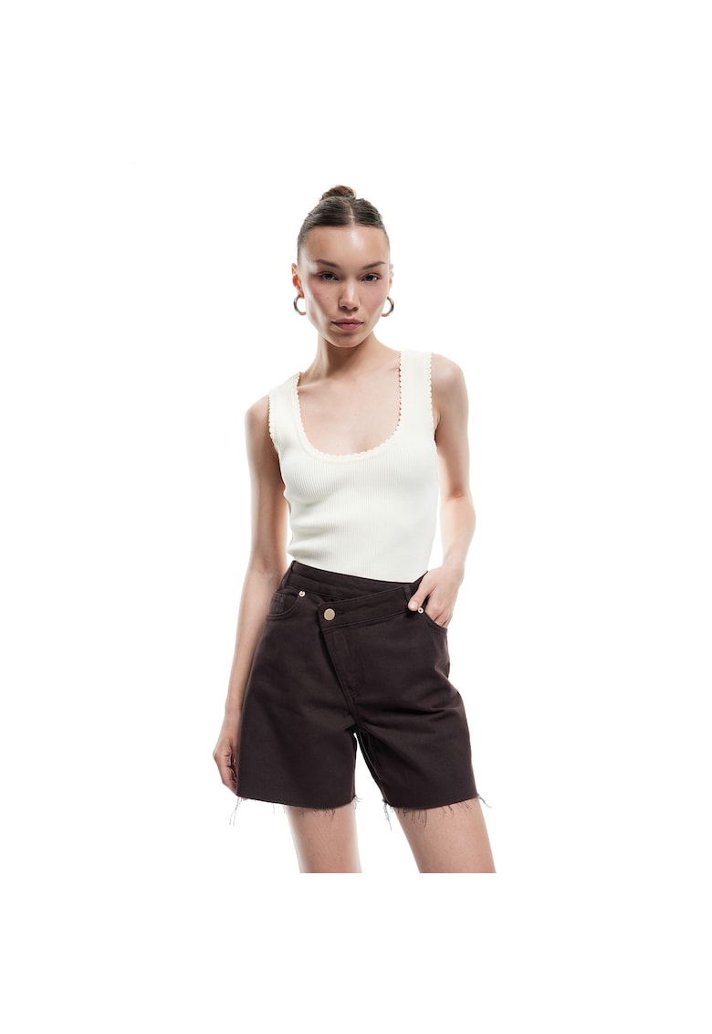 Blugi scurti cu inchidere asimetrica