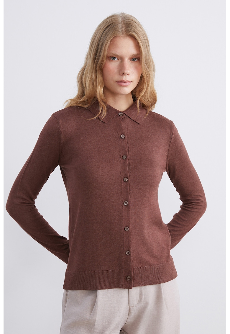 Cardigan tricotat fin cu guler ascutit