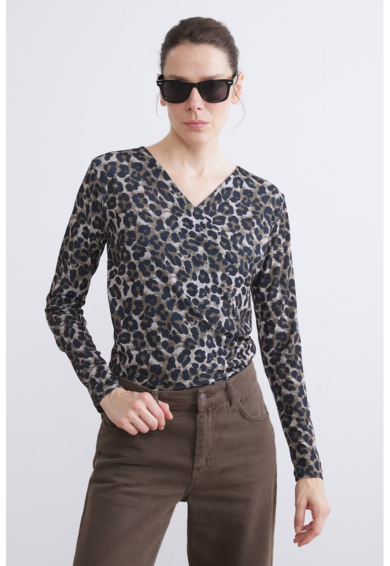 Bluza cu decolteu in V si animal print