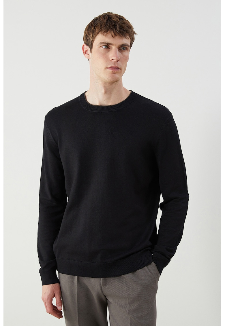 Pulover tricotat fin cu model uni - Negru