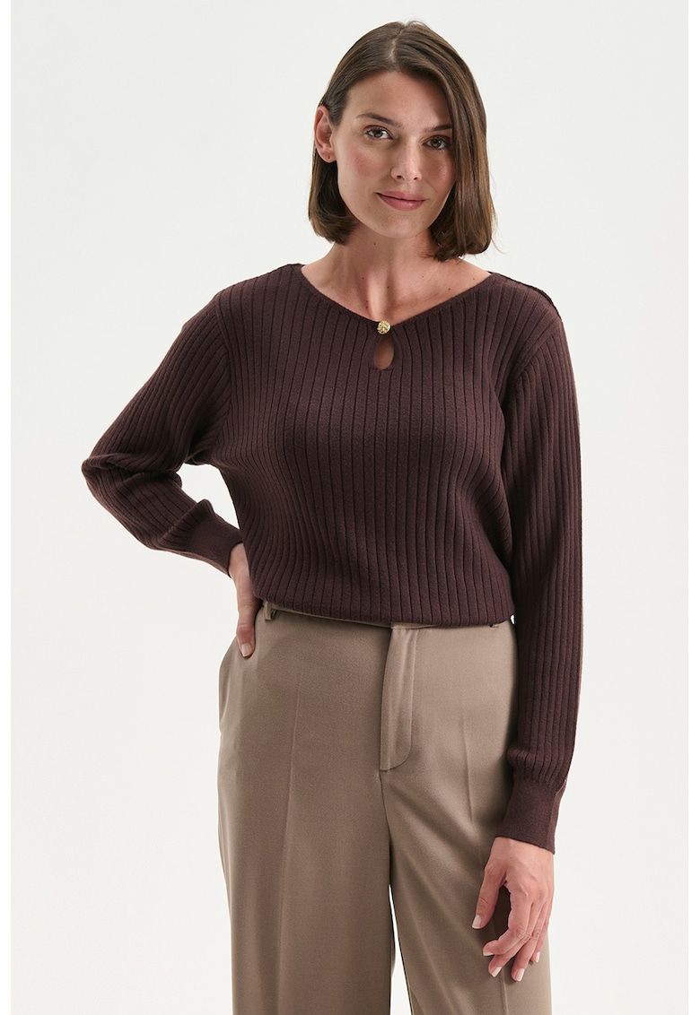 Pulover cu decolteu in V si aspect cu striatii