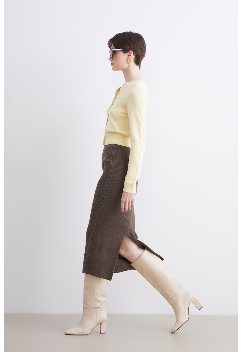 Fusta din tricot cu slit pe partea din spate