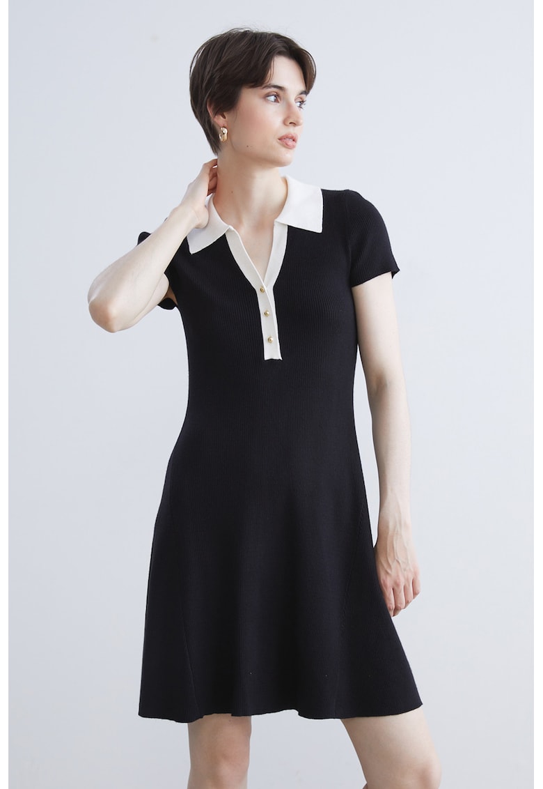 Rochie evazata cu guler ascutit