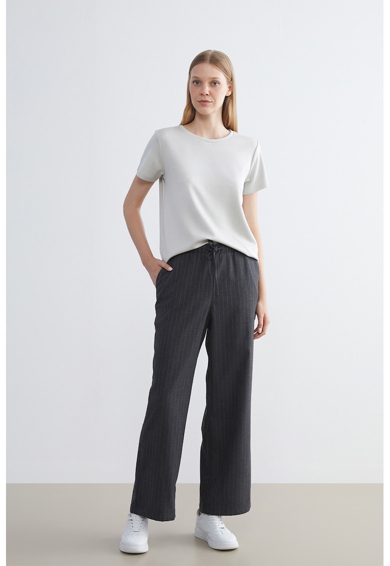 Pantaloni cu croiala dreapta si model in dungi