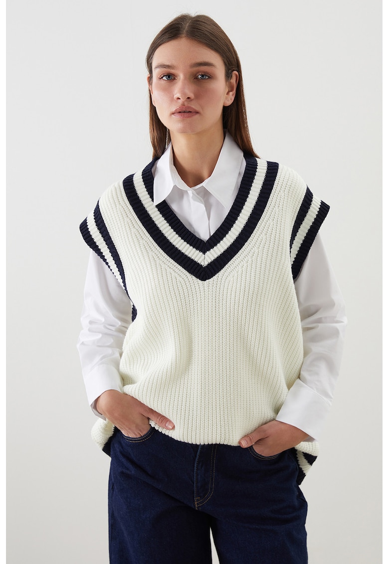 Vesta tricotata cu decolteu in V