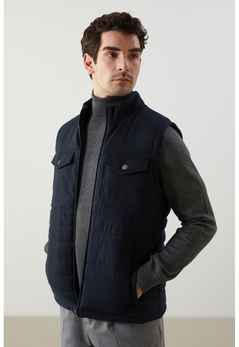 Vesta cu fermoar si buzunare exterioare