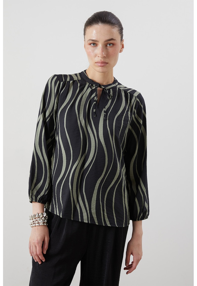 Bluza lejera cu model floral