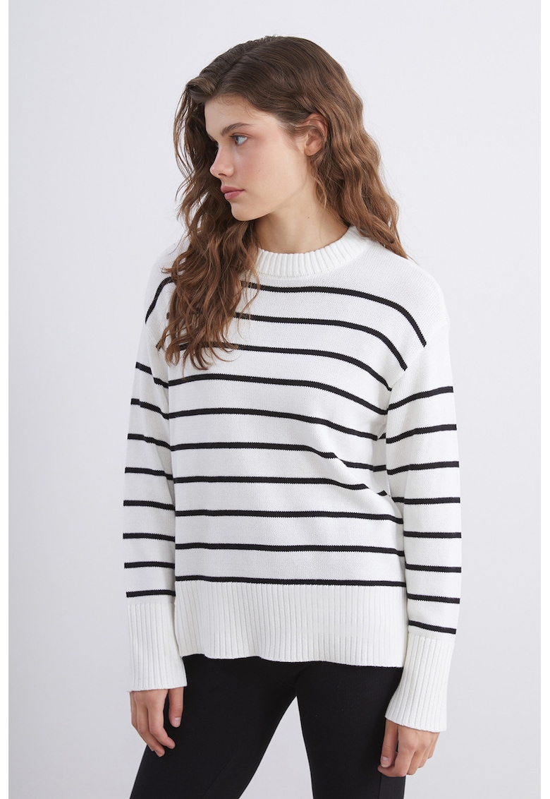 Pulover cu model in dungi si terminatii striate