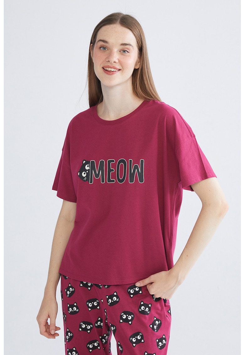 Bluza de pijama cu text si decolteu la baza gatului