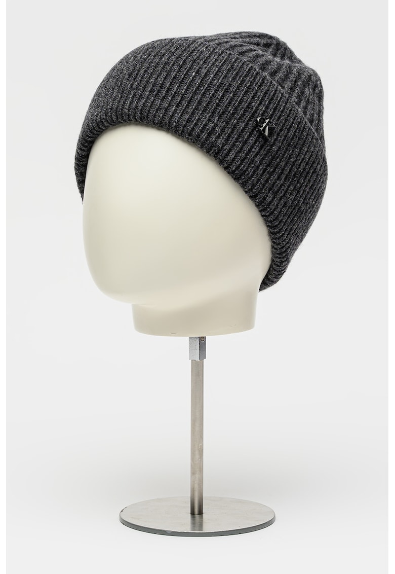 Caciula tricotata din amestec de lana cu logo metalic