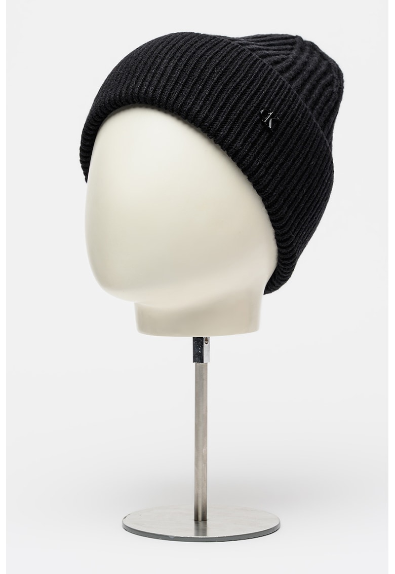 Caciula tricotata din amestec de lana cu logo metalic