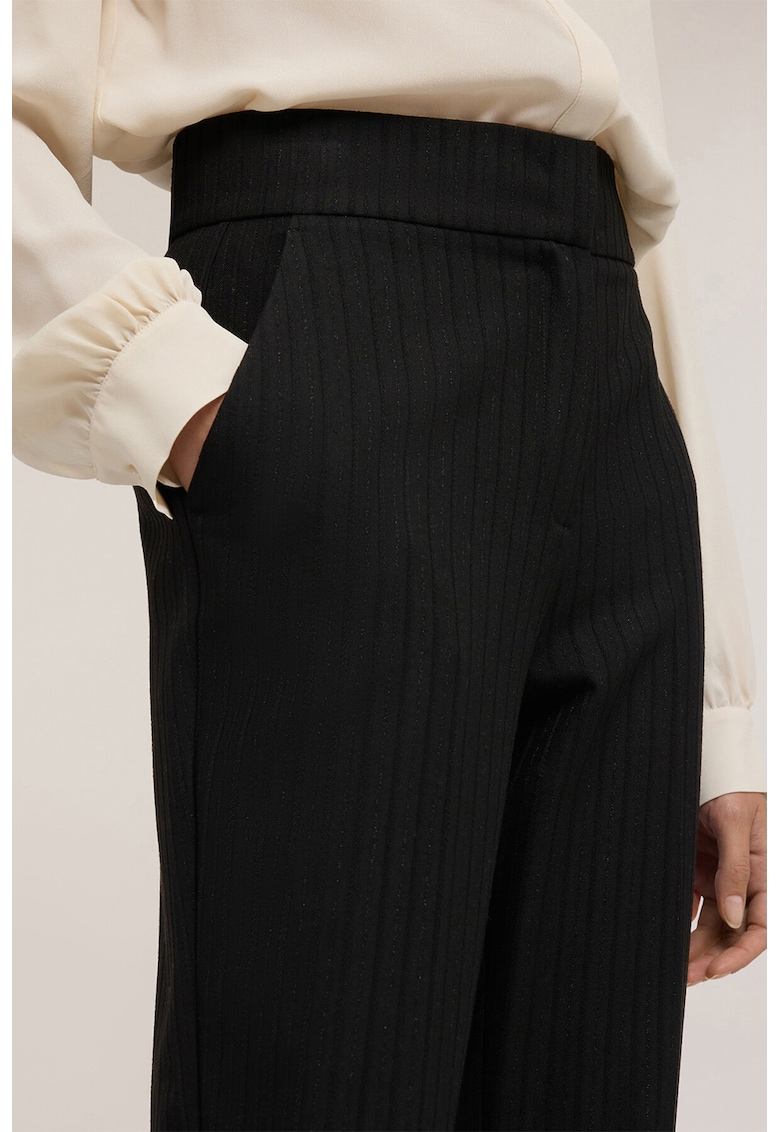 Pantaloni capri conici