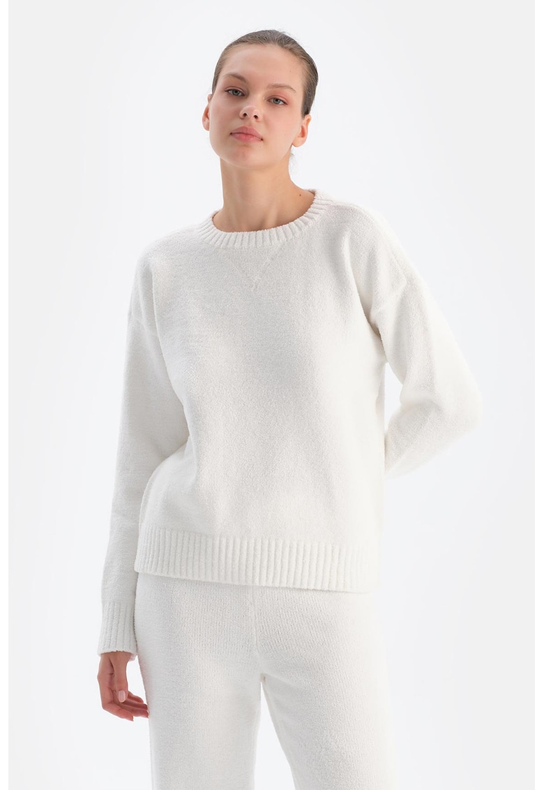 Pulover cu decolteu la baza gatului si model uni - Alb