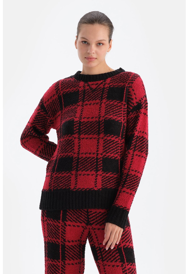 Pulover cu decolteu la baza gatului si model in carouri