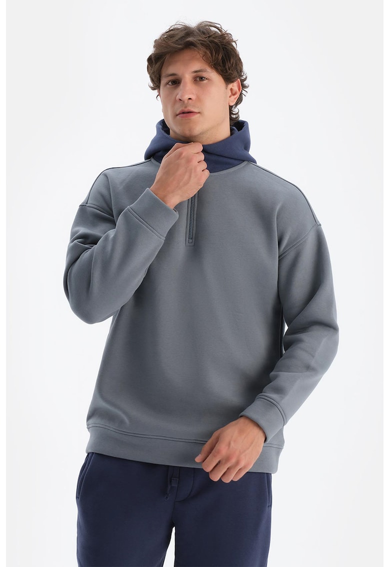 Hanorac cu model in doua tonuri si fermoar scurt