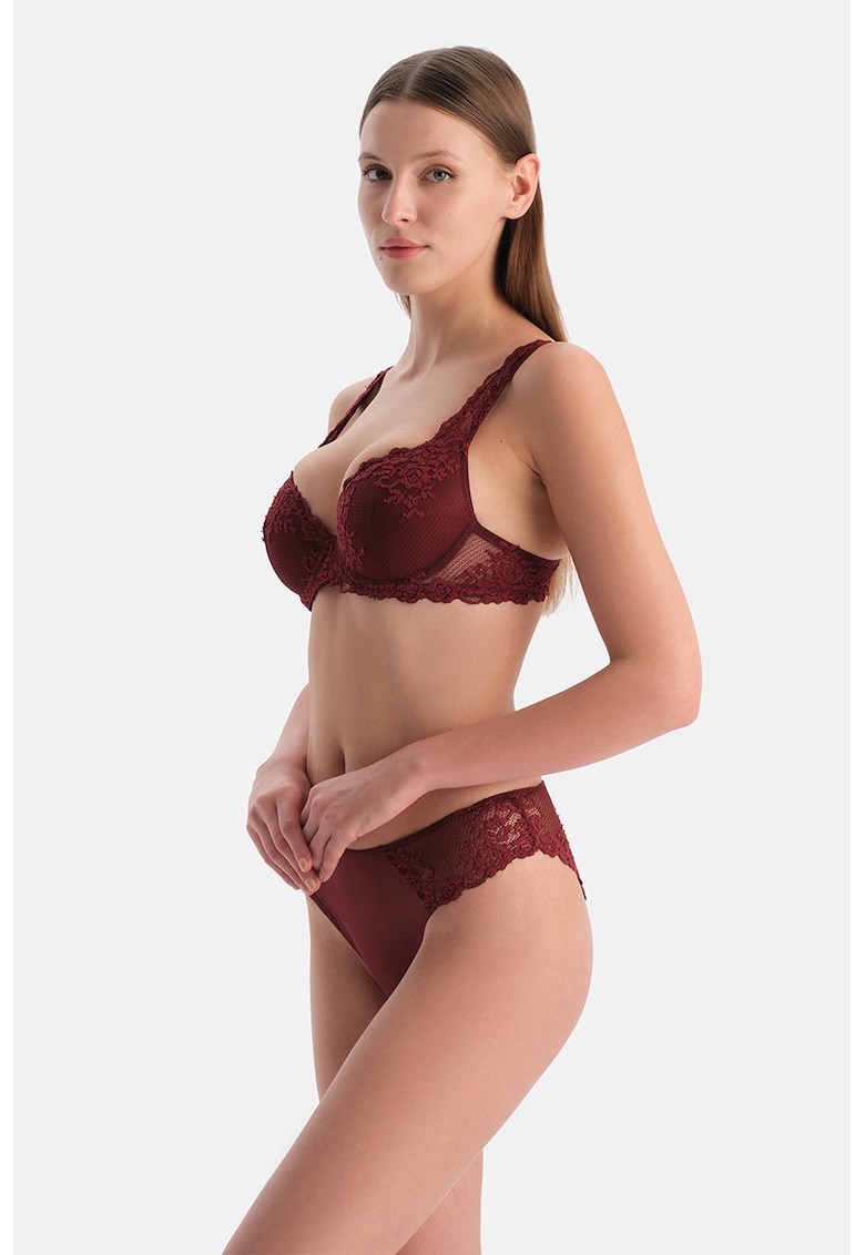 Sutien din dantela cu burete