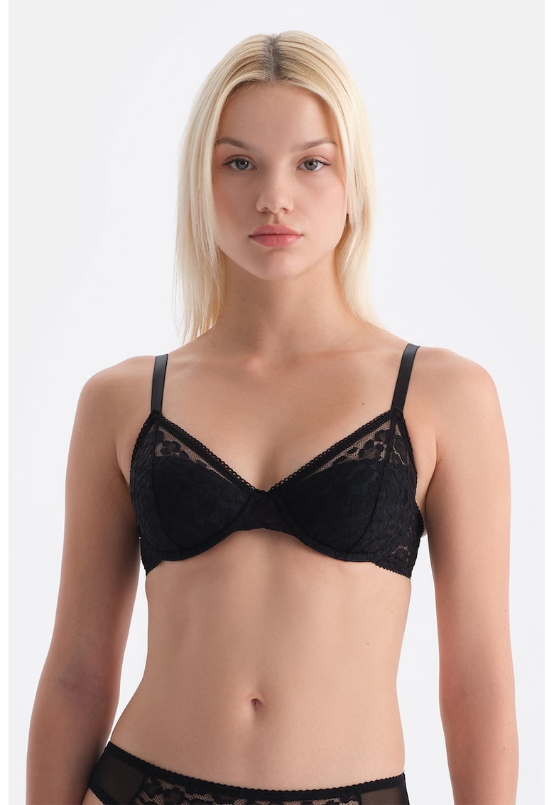 Sutien din dantela cu bretele ajustabile
