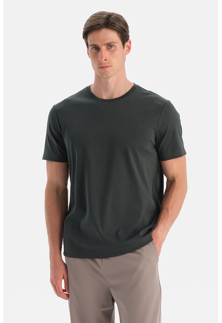 Tricou cu decolteu la baza gatului si model uni - Verde inchis