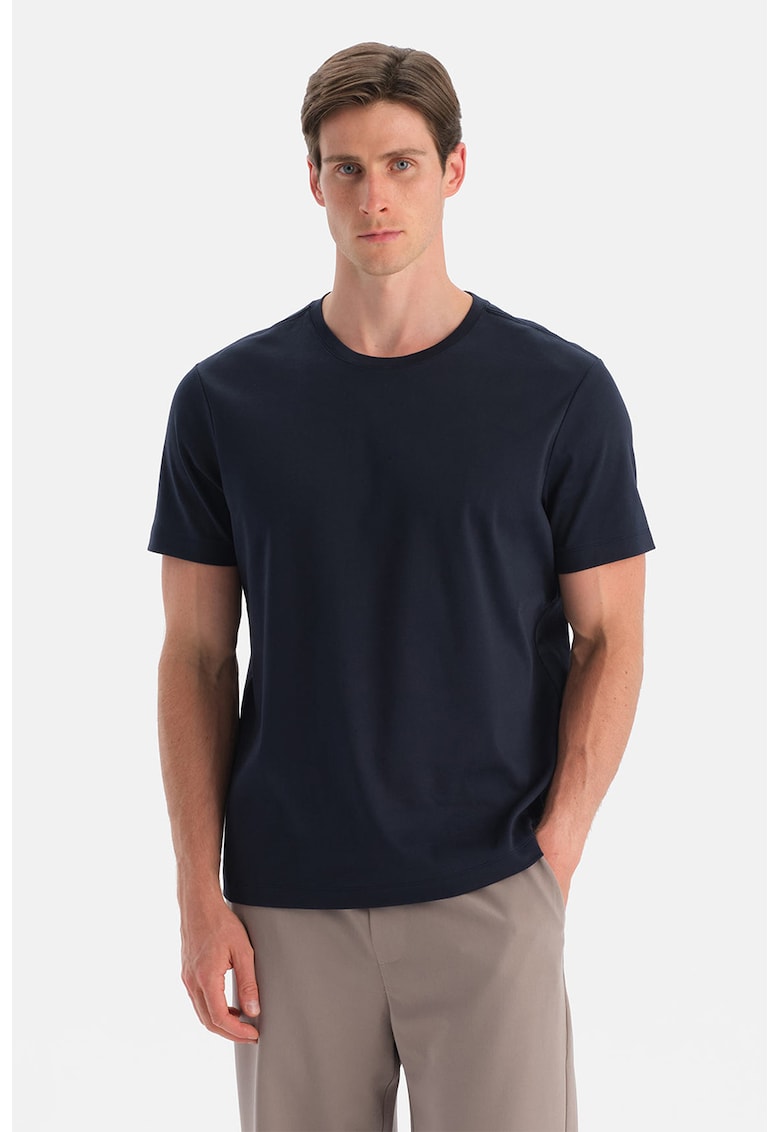 Tricou cu decolteu la baza gatului si model uni - Bleumarin