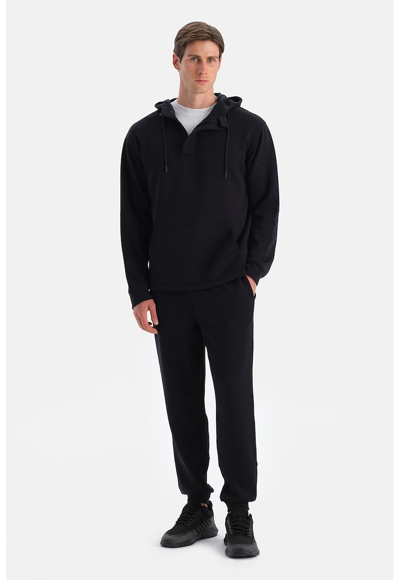 Pantaloni de trening cu croiala conica