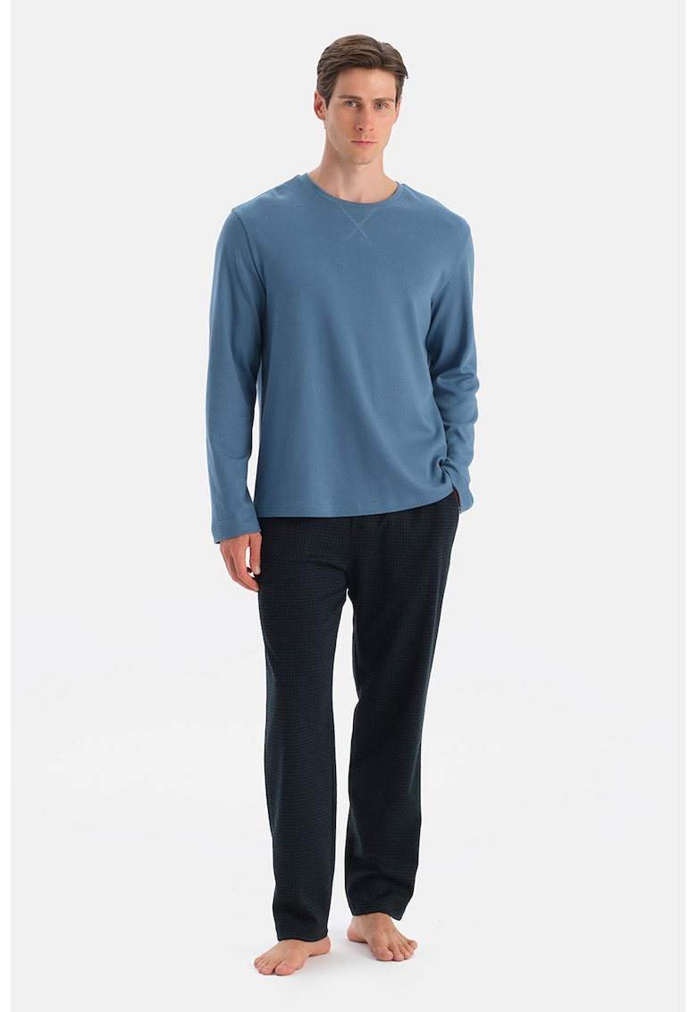 Pijama cu decolteu la baza gatului