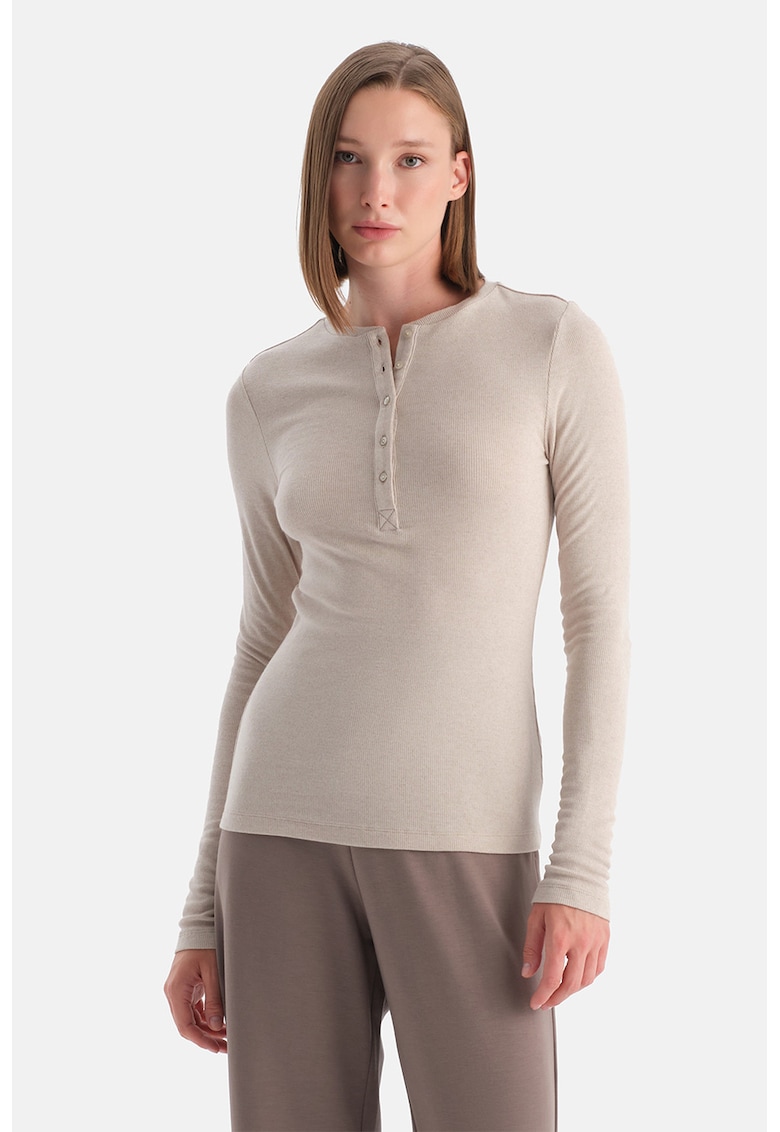 Bluza din amestec de modal cu fenta cu nasturi