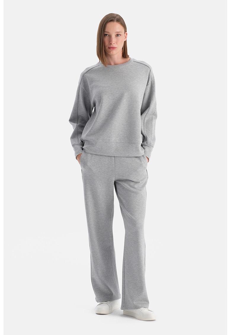 Pantaloni de trening relaxed fit cu model uni si buzunare