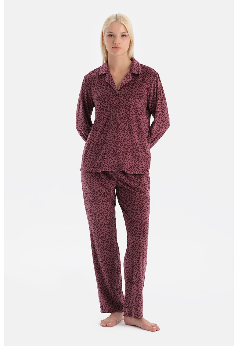 Pijama cu aspect catifelat si model animal print