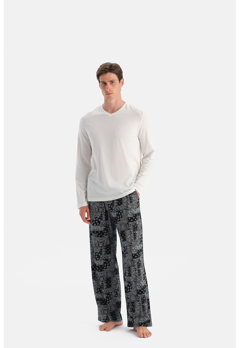 Pijama cu decolteu in V si imprimeu paisley