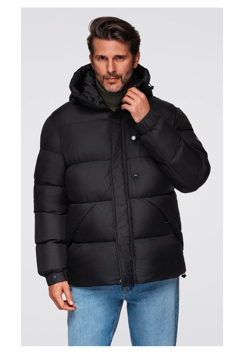 Geacă matlasată cu glugă cu închidere înaltă OM-JAHP-0238 - Negru