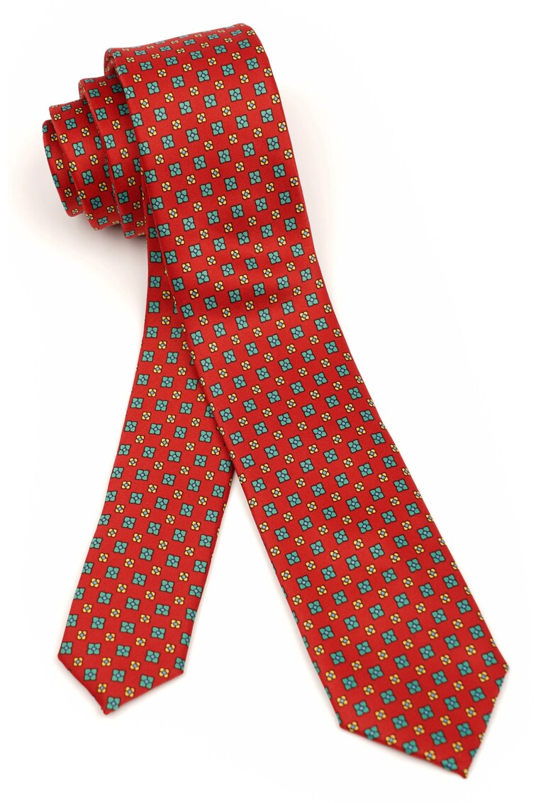 Cravata slim rosie din matase cu model floral albastru-galben